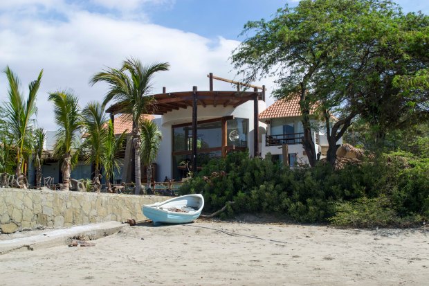 Imagen: Tipología de vivienda temporal con un techo de sol y sombra y ventanas amplias.