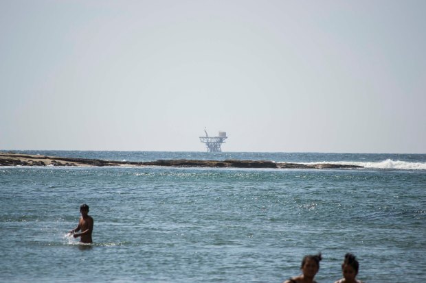 Foto: A lo lejos se puede observar una plataforma petrolera.
